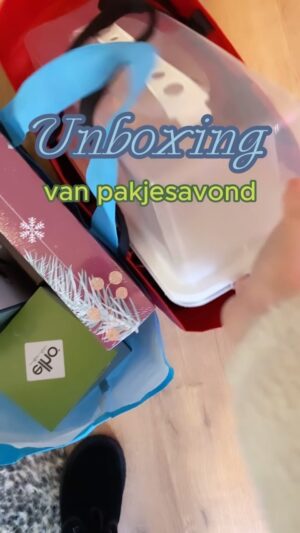 Titia Hoogendoorn Instagram - ✨De spermamokken✨ waren zeker mijn favoriet! In totaal waren er op de pakjesavond meer dan 100!!!! kado’s🥵. Ik heb trouwens ook nog een fleecekleed gekregen, maar die ligt nog in de auto. Er was teveel om in 1x te tillen. 😏
- De vijzel van de Ikea heet ädelsten
- De cakedoos is van de Blokker 
- De adventskalenders komen uit Duitsland! 

Ps. Ik heb de hardboard scratch seafood truck voor mijn kat nog niet in elkaar gezet. Ik was te enthousiast over hoeveel energie ik nog had.