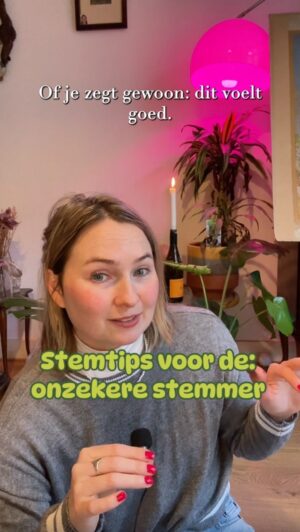 Titia Hoogendoorn Instagram - 🤯 Tips voor de onzekere stemmer! 🤯

🌼 Je hoeft niet exact te kunnen verdedigen waarom je op welke partij stemt. De meeste mensen zijn, grappig genoeg, tevreden met je antwoord als je zegt: ‘Daar kwam ik met de stemwijzer op uit.’ Of zelfs als je antwoordt: ‘Dat past het best bij me.’

🎨Zelfs als mensen daarna als een soort wijsneus zeggen: ‘Wist je wel dat die partij ook X en Y vindt?’ kan je antwoord daarop letterlijk ‘Oh’ zijn. En niemand die je wat doet. Heb je een echt extreme gesprekspartner die doorvraagt, dan zeg je: ‘Ik ga er vanmiddag even in duiken’. Die persoon is waarschijnlijk meer bezig met het etaleren van zijn eigen kennis dan met de vraag op wie jij uiteindelijk gaat stemmen. 

💅🏻Er is een kans dat jouw partij in een coalitie komt met partijen waar jij het niet mee eens bent. Zoals veel mensen is overkomen die bij de vorige verkiezingen op D66 hebben gestemd. Om iets te kunnen bereiken, moeten ze vervolgens inleveren op een aantal van hun idealen. Dit betekent niet dat ze niets voor je kunnen of hebben kunnen betekenen en dat je stem weggegooid is. 

✨Stel je voor dat de partij waar jij op stemt maar 1 of 2 stemmen krijgt en daardoor niet mee kan regeren, dan betekent dit niet dat ze geen invloed hebben. In elk debat komen ze op voor jouw idealen. Misschien kunnen ze niet zomaar complete wetten aanpassen die de regerende partijen aandragen, maar ze kunnen misschien wel aanpassingen aan die wetten voorstellen die behulpzaam zijn. Zelfs als een partij net te weinig stemmen heeft en niet in de Kamer komt, betekent het niet dat ze geen politieke invloed hebben. De eerste keer dat Bij1 meedeed aan de Tweede Kamerverkiezingen kregen ze te weinig stemmen voor een zetel, maar de hoeveelheid stemmen gaf wel een duidelijk signaal af aan de rest van de partijen dat veel mensen de agenda van Bij1 belangrijk vonden. 

🥀Je hoeft aan niemand te vertellen wat of dat je hebt gestemd. Verstop je gewoon twee dagen in je huis en niemand is meer bezig met wie wat heeft gestemd.

📖lees ook mijn boek om meer over de politiek te leren (link in bio)

🥸heb jij nog tips?