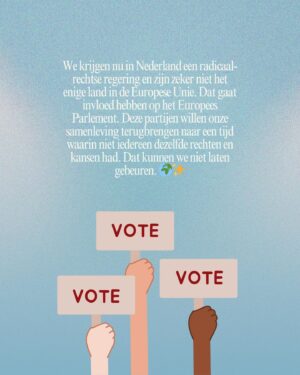 Titia Hoogendoorn Instagram - Even al m’n babes aan het bellen om te zeggen dat ze hun identiteitsbewijs en hun gezonde verstand niet moeten vergeten als we straks samen naar de stembussen gaan. ☎️✨

Klimaat, vrouwenrechten en de huidige oorlogen: Het Europees Parlement (EP) beslist over de grote thema’s van deze tijd. Toch gaan de meeste Nederlanders komende verkiezingen niet stemmen. Dat is zonde, want je stem is juist bij deze verkiezingen zo belangrijk. 💚

Kan Caroline van der Plas straks de stikstofmaatregelen terugdraaien? Dat beslist het EP.

Kan Geert Wilders straks alle vluchtelingen naar ‘huis’ sturen? Dat beslist het EP.

Kunnen christelijke partijen straks ons abortusrecht inperken? Ook daar heeft het EP invloed op. 

We krijgen nu in Nederland een radicaal-rechtse regering en zijn zeker niet het enige land in de Europese Unie. Dat gaat invloed hebben op het Europees Parlement. Deze partijen willen onze samenleving terugbrengen naar een tijd waarin niet iedereen dezelfde rechten en kansen had. Dat kunnen we niet laten gebeuren. 🌍✨

Recente peilingen laten zien dat de kans groot is dat de rechtse fracties in het EP na de verkiezingen een stuk groter zijn dan nu. Zo groot dat het moeilijk kan worden om linkse meerderheden te vormen in het parlement. Dit zorgt ervoor dat er een rechtser beleid komt op thema’s zoals klimaat, queerrechten en migratie. 

Het beleid en de wetten die gemaakt worden in het EP hebben uiteindelijk extreem veel invloed op het dagelijks leven in Nederland. Zoals de meesten van jullie weten heeft het nieuwe kabinet een vrij heftig regeerakkoord gemaakt. Of die plannen allemaal uitgevoerd kunnen worden, hangt af van de regels die in het EP gemaakt worden. 

Wij bepalen op 6 juni met onze stem wie de regels maken! Stem groen!

Houd de bovenstaande onderwerpen in je achterhoofd als we gaan stemmen. En stuur deze post door naar degenen die denken dat de komende verkiezingen niet belangrijk zijn (of tag je vrienden).

#EuropeseVerkiezingen2024 #EU @europeangreens #choosecourage 

💚This post is paid for by the European Green Party💚