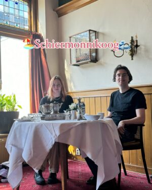 Titia Hoogendoorn Instagram - 🦭🌊72 uur op Schiermonninkoog🌊🦭

1. We sliepen in het bn’erhotel van de wadden: Hotel van der Werf. Hier zitten we aan het ontbijt. 🍳
2. Hier lag Dick te slapen en ik met mijn telefoon te spelen. 🍻
3. Living on the edge!🥵
4. Naast het hotel was een huisje waar heel veel tweedehandsboeken waren. Die gigantische kast in de woonkamer moet natuurlijk nog verder gevuld worden. 
5. Wad Anders het restaurant waar we uiteindelijk drie keer zijn geweest. De eerste avond regende het nog vandaar dit lookje. ☂️
6. Ik at daar een Schier-I-Mis-u 😌
7. We keken de  4-delige docuserie STAAL over Tatasteel. Aangeraden aan ons door @nydiavanvoorthuizen en nu raad ik hem weer aan, aan jullie!
8. Op maandagochtend nam ik de podcast aflevering die morgen online komt hier op <3. In de aflevering vertel ik trouwens ook over mijn lievelingsmoment van deze trip. 
9. We zijn trouwens ook drie keer in totaal naar Beachclub Noderstraun geweest. Ik lees hier het boek Tennis Lessons van Susannah Dickey. 
10. <3