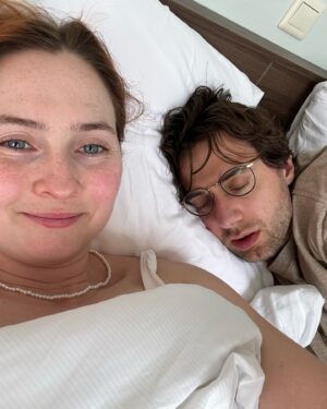Titia Hoogendoorn Instagram - 🦭🌊72 uur op Schiermonninkoog🌊🦭

1. We sliepen in het bn’erhotel van de wadden: Hotel van der Werf. Hier zitten we aan het ontbijt. 🍳
2. Hier lag Dick te slapen en ik met mijn telefoon te spelen. 🍻
3. Living on the edge!🥵
4. Naast het hotel was een huisje waar heel veel tweedehandsboeken waren. Die gigantische kast in de woonkamer moet natuurlijk nog verder gevuld worden. 
5. Wad Anders het restaurant waar we uiteindelijk drie keer zijn geweest. De eerste avond regende het nog vandaar dit lookje. ☂️
6. Ik at daar een Schier-I-Mis-u 😌
7. We keken de  4-delige docuserie STAAL over Tatasteel. Aangeraden aan ons door @nydiavanvoorthuizen en nu raad ik hem weer aan, aan jullie!
8. Op maandagochtend nam ik de podcast aflevering die morgen online komt hier op <3. In de aflevering vertel ik trouwens ook over mijn lievelingsmoment van deze trip. 
9. We zijn trouwens ook drie keer in totaal naar Beachclub Noderstraun geweest. Ik lees hier het boek Tennis Lessons van Susannah Dickey. 
10. <3