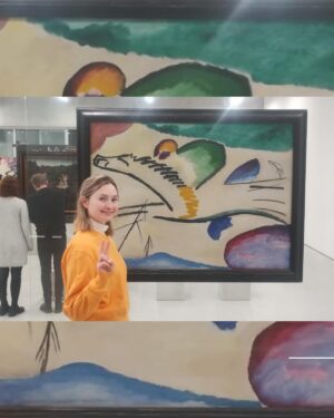 Titia Hoogendoorn Instagram - ✨Januari was de maand van die okergele trui✨

1. In Depot Boijmans van Beuningen bij expo over de achterkanten van de schilderijen. 
2. Altaar gemaakt op ‘t toilet zodat je niet alleen bent als je plast (of 🥵poept🥵)
3. Er is niks meer 🧌 Lab111 🧌 dan het nieuwe Cinevilleautomaat bij Lab111. @evaessers doet een demonstratie. 
4. Okertruien united
5. Een huis bekeken wat we niet gaan kopen. 
6. Met Sarah bij het social media gedeelte van Depot Boijmans van Beuningen. Als je hier achter ging staan zou je zo knap worden als Lee Miller. 
7. Roos heeft een kat die wel op schoot wil 🥹
8. Met mijn kruik en Bianca bij Meer van dit :) 
9. Toch de lievelingsstoel van mij (en mijn oma) na jaren weggedaan. Vooral zielig voor mijn kat die ook tegelijk de reden is dat de stoel slecht geëindigd is. 
10. Toxische relatie. 🕷️