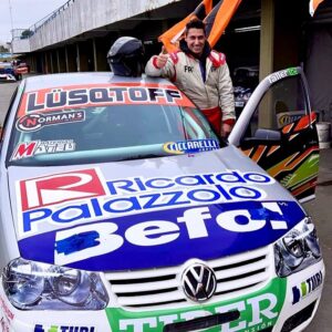 Tito Speranza Instagram - Pasaron casi cinco años de la última vez que me subí a uno de los autos de la Copa Bora, pero enseguida sentí la misma felicidad que en aquel momento. Gracias por hacerme realidad esta alegría y dar algunas vueltas:
@copaboraoficial 
@aldomorello
guidoserafini1
#AutodromoRobertoMouras
#Autos
#Carrerras
#Fierros