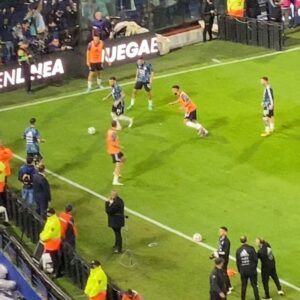 Tito Speranza Instagram - Por primera vez pude ver en la cancha a la Selección Argentina de fútbol. Sensaciones múltiples, una alegría inmensa, una emoción por momentos incontrolable (sumado a temas personales). Sentía que necesitaba más ojos 👀, para no perderme detalles. Pude ver en vivo a esta camada de jugadores y a @leomessi que por fin se le está reconociendo lo que es como jugador. Me gusta ver a la #Scaloneta como cuando era chico a la del #86 con el Diego a la cabeza. Gracias a la vida, y pude experimentar todo esto con mis sobrinos, que también era su primera vez. 
@lucaa.borrelli_ 
@vicente_borrelli1 

#LaSeleccion
#Futbol
#Messi
#Scaloneta