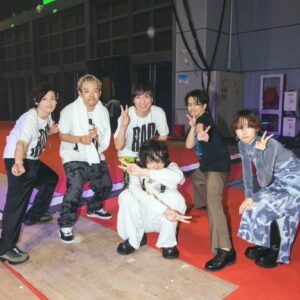 Toaka Instagram - RADWIMPSさんのワールドツアーファイナル上海公演にゲストとして出演させていただきました！

中国の皆様の熱気を感じ、とても楽しく歌うことが出来ました！ありがとうございます。

かっこいい先輩方の演奏を聞いて、もっと頑張ろうと思いました💪
24都市32公演のワールドツアー、おつかれさまでした！

@yoji_noda
@kuwakuwakuwakuwa0404
@yusuke_takeda_ 
@mizuki_mori_
@masafumieno

#RADWIMPS
#十明
#RAD_WORLDtour2023

photo by @takeshiyao