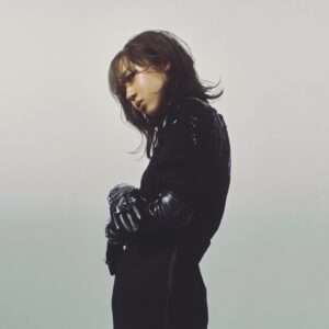 Toaka Instagram - 昨夜のTikTokLIVEでも発表した通り、10/11に2nd Digital Single ”Discord-disco” のリリースが決定しました😌新しいアー写も公開です！

めちゃくちゃかっこいい曲が出来たので、早く聴いてもらいたいです💪

https://lnk.to/toaka_dd
※上記リンクは10/11(水)0:00より有効

[Artist Photo]
Art Director: Rdrah @__rdrah
Photographer: SEIYA FUJII (W) @seiyafujii
Photographer Assistant: Kana Hashimoto @kkka82
Special Makeup: KAIHO @kaiho10
Special Makeup Assistant: Sakura Iwakawa @sakuraiwakawa
Stylist: Kan Fuchigami @fk_info
Stylist Assistants: Naho Hosaka @naho_hosaka , Lisa Asai
Hair & Makeup: Fumino Akiyama @vetica_fu
Production Assistant: U Hashikawa @u_awakihsah

[“Discord-disco” Artwork]
Art Director / Designer: Rdrah @__rdrah
Photographer: SEIYA FUJII (W) @seiyafujii

#十明
#Discord_disco
#野田洋次郎