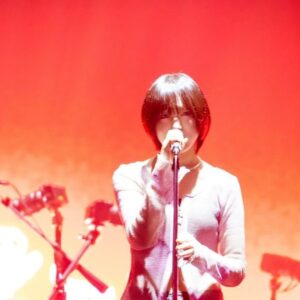 Toaka Instagram - 韓国公演二日間ありがとうございました！

とても真剣に歌を聞いてくださっているお顔がよく見えて感動しました。とても熱く素敵な二日間でした。

photo by @takeshiyao 

三週間の旅が終わり、私はまだ夢の中にいるみたいです。

自分の声がこんなに広く遠く届いていることが体感できる貴重な経験でした。2年前の私には想像もできなかったことです。RADWIMPSさんのライブをこんなに近くで見ることができて、たくさんの感動の瞬間に立ち会えて、こんなに幸せなことはありません。

RADWIMPSの皆さん、いつも支えてくれる素敵なスタッフの皆さん、そしてライブに来てくださった皆さん、本当にありがとうございました！

#RADWIMPSWORLDTOUR2024
#THEWAYYOUYAWNANDTHEOUTCRYOFPEACE
#十明