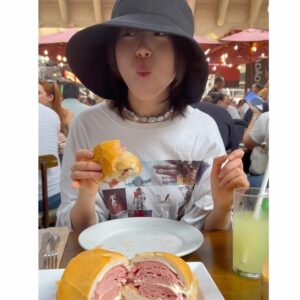 Toaka Instagram - 十明です🥴

中南米ツアー、たくさん美味しいものを食べました...
とっても楽しかったし、刺激的でした！

いつかまた自分の歌を届けに行きたいです！
がんばります💪😤

#十明
#RADWIMPS