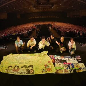 Toaka Instagram - RADWIMPSアジアツアーファイナル金沢公演、ゲストとして出演させていただきました！

たくさんの国々を一緒に回らせていただいて、最後に日本の金沢で歌うことができてとても嬉しいです。

ツアーを一緒に回らせていただく中で、最高の音楽を届けようとするたくさんの人たちと関わらせていただきました。熱い想い持った人たちで作り上げたライブを、熱い想いで受け止め、盛り上げる会場の皆さん。こんなにも素敵な瞬間に何度も立ち会うことができるなんて夢のようでした。

「すずめ」という楽曲が私をどこまでも遠くへ連れて行ってくれました。今度はきっと自分の曲で、言葉で、遠くの景色を見にいきます。

尊敬するRADWIMPSの皆さん、そしてRADWIMPSを支えるすべての皆さん、本当にありがとうございました！！！！！

photo by @yoshiharuota さん

#RADWIMPSWORLDTOUR2024
#THEWAYYOUYAWNANDTHEOUTCRYOFPEACE
#十明