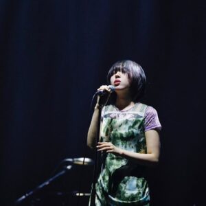 Toaka Instagram - RADWIMPSアジアツアーファイナル金沢公演、ゲストとして出演させていただきました！

たくさんの国々を一緒に回らせていただいて、最後に日本の金沢で歌うことができてとても嬉しいです。

ツアーを一緒に回らせていただく中で、最高の音楽を届けようとするたくさんの人たちと関わらせていただきました。熱い想い持った人たちで作り上げたライブを、熱い想いで受け止め、盛り上げる会場の皆さん。こんなにも素敵な瞬間に何度も立ち会うことができるなんて夢のようでした。

「すずめ」という楽曲が私をどこまでも遠くへ連れて行ってくれました。今度はきっと自分の曲で、言葉で、遠くの景色を見にいきます。

尊敬するRADWIMPSの皆さん、そしてRADWIMPSを支えるすべての皆さん、本当にありがとうございました！！！！！

photo by @yoshiharuota さん

#RADWIMPSWORLDTOUR2024
#THEWAYYOUYAWNANDTHEOUTCRYOFPEACE
#十明