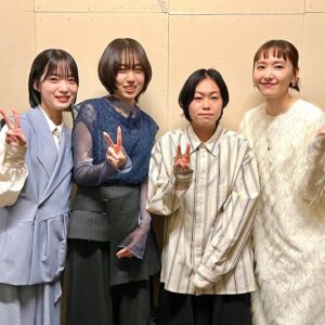 Toaka Instagram - 映画「違国日記」の舞台挨拶でインスパイアソング「夜明けのあなたへ」を歌わせていただきました。
映画をご覧になった皆さん、創り上げた皆さんに直接この歌を届けることができてとても嬉しかったです。
そして、とっても素敵なお衣装に勇気付けられました！

映画「違国日記」ぜひ劇場でご覧ください！

Stylist: hao @hao_yoshienunoda
Hair & Make-Up: Chisato Kou @_kou_chang__813

Vest @j1u_by_labelleetude
Top @desigual
Skirt, pants @teloplan_official
Shoes @labelleetude_official

#違国日記
#映画違国日記
#十明
#夜明けのあなたへ
#新垣結衣
#早瀬憩
#瀬田なつき