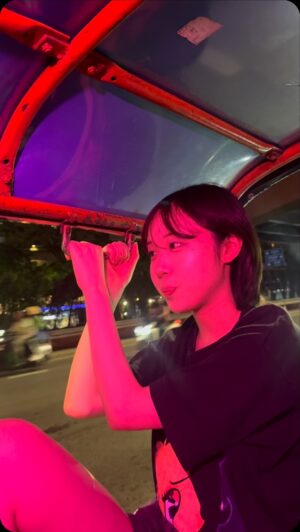 Toaka Instagram - バンコク公演ありがとうございました！

オフ日は、可愛いTシャツを買って、トゥクトゥクに乗りました🛺　超楽しかった！！！！！

素敵な時間を過ごせました。

#RADWIMPSWORLDTOUR2024
#THEWAYYOUYAWNANDTHEOUTCRYOFPEACE
#十明