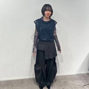 Toaka Instagram - 映画「違国日記」の舞台挨拶でインスパイアソング「夜明けのあなたへ」を歌わせていただきました。
映画をご覧になった皆さん、創り上げた皆さんに直接この歌を届けることができてとても嬉しかったです。
そして、とっても素敵なお衣装に勇気付けられました！

映画「違国日記」ぜひ劇場でご覧ください！

Stylist: hao @hao_yoshienunoda
Hair & Make-Up: Chisato Kou @_kou_chang__813

Vest @j1u_by_labelleetude
Top @desigual
Skirt, pants @teloplan_official
Shoes @labelleetude_official

#違国日記
#映画違国日記
#十明
#夜明けのあなたへ
#新垣結衣
#早瀬憩
#瀬田なつき