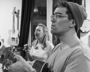 Tobias Santelmann Instagram - Når vi ikke later som, oversetter vi @zaralarsson, @beyonce og @larsvaularnmg til nynorsk. 
Vi er @youngsuffering, og vi har konsert på @ingensteds_ 14.mars. Kom og hør på oss da. Fikk til link i bio, og det ligger en 🍆 der hvis du vil se på’n.
Foto: @anthony_sabado 📷