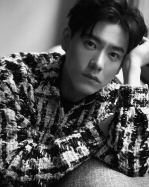 Toby Lee Instagram - 您2023年的專屬新桌面上線了！祝大家新年快樂！Happy new year 🎊
