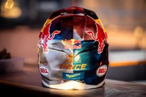 Toby Price Instagram - Fresh @bellracinghq lid for #Dakar2024 💪