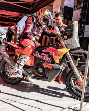 Toby Price Instagram - Stage 3 🏁 9th
Overall ⏱️ 7th 
Crazy stage, saw @sundersam early and stopped for him, got going again but the boys in front were on the move today. Stopped for Sebastian and called the heli then got back on the move… boys have done our service and we’re camping tonight to get ready for another stage tomorrrow. 
#Dakar2024