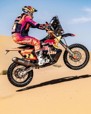 Toby Price Instagram - Stage 5 🏁 3rd
Overall ⏱️ 7th
Tricky one today, the liaison section part would have been quite dangerous so I’m glad they put that in the road book, but after that it was still just as dangerous. We got through a decent pace, missed a couple of drops and got the heart rate up a little bit. The special wasn’t very long, it was hot and there were some challenging sections in the dunes. For tomorrow we should have a good starting position for the long chrono stage, my plan is to get through safely, conserve a little energy and the bike and hopefully head into the rest day in a strong position overall.
#Dakar2024