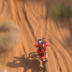 Toby Price Instagram - Do you ever get the feeling someone is watching you… 🚁 Stage 4 today 💪
#Dakar2024