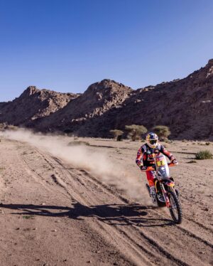 Toby Price Instagram - Stage 10 🏁 10th
Overall ⏱️ 6th
It was a decent stage for me today. I made a couple of little mistakes towards the end, but overall happy with how things went. The boys out front did a really good job, and it’s definitely a mission to try and keep hold of them. My wrist was suffering a little in the rocks out there today, but it was a good stage. I caught Pablo and was riding with him for a bit, then Ross caught up. It was good fun to ride in the group like that. Couple of stages left to go, so we’ll keep pushing and see what happens at the end…
#Dakar2024