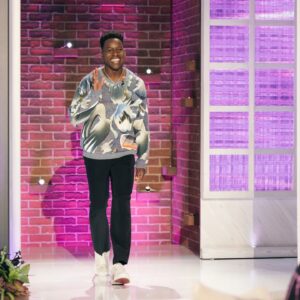 Toheeb Jimoh Instagram - The @kellyclarksonshow!! It was an absolutely pleasure! Tune in for more @thepoweronprime, #TedLasso   Chats with the President 💫💫

Stylist 💫: @ysmnsabri 
Look 👔: @paulsmithdesign 
Shoes 👟: @louboutinworld 
Grooming 💄: @chousner 
Barber 💈: @iamtrelljones 

#TedLasso #Thepower #Kellyclarkson #toheebjimoh