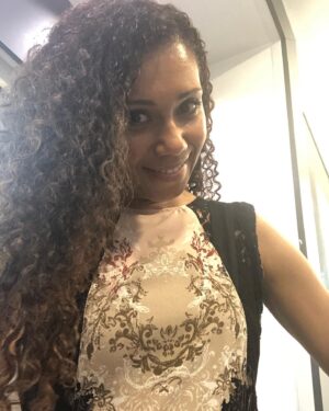 Toks Olagundoye Instagram - A lazy Sunday is great for folks who can’t be bothered to pick one selfie. Post ‘em all! Some more trailer selfie moments from the week. I hope you’re all having a great weekend ♥️
•

#SundayFunday #Lazy #TimeSaver #TrailerSelfie #CurlyGirl #CurlyGirls #NaturalHair #CurlyGirlsRock #Film #TV #NaturalHairRocks #BlackGirlMagic #MelaninPoppin #Natural #NaturalMakeup #Selfie #NaturalLook #VeganGirl #VeganMakeup #Vegan #Happy #Hollywood #CrownAct #TheCrownAct #HealthyHair #RepresentationMatters #Me #DoYou