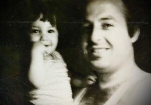 Tolga Çevik Instagram - Seneee 1975...Gülüyoruz çok... Çok çok güldük beraber...Hep gülücüklerle hatırlıyorum hala,hep de öyle olucak.Nur içinde yat...