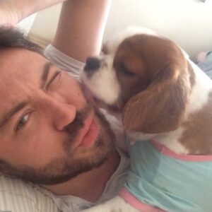 Tolga Güleç Instagram - Dünya üzerinde yüzünüzü yalamakta olan bir köpek yavrusundan daha iyi bir psikiyatrist yoktur.
