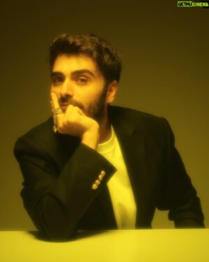 Tolga Ortancıl Instagram - 2023’ün son postu olsun.. Hiç sevmedim sevemedim bu yılı.. Ama yinede başka bir Tolga ile tanışmamı sağladığı için 
kendisini sevgiyle uğurluyorum. 2024 içimi kıpır kıpır ediyor. Heyecanlandırıyor.Umutlandırıyor. 
İyilere başarı, mutluluk, kötülere vicdan ve insaf diliyorum. 
Milletime bereket, refah diliyorum. .
Dünya barışa kavuşsun.. 
🙏🏻🌹✨ #2024