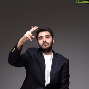 Tolga Ortancıl Instagram - Adam masaya
Aklında olup bitenleri koydu
Ne yapmak istiyordu hayatta
İşte onu koydu
Kimi seviyordu kimi sevmiyordu
Adam masaya onları da koydu
..
Masa da masaymış ha
Bana mısın demedi bu kadar yüke
Bir iki sallandı durdu
Adam ha babam koyuyordu.
#edipcansever