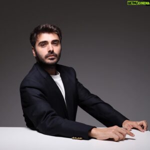 Tolga Ortancıl Instagram - Adam masaya
Aklında olup bitenleri koydu
Ne yapmak istiyordu hayatta
İşte onu koydu
Kimi seviyordu kimi sevmiyordu
Adam masaya onları da koydu
..
Masa da masaymış ha
Bana mısın demedi bu kadar yüke
Bir iki sallandı durdu
Adam ha babam koyuyordu.
#edipcansever