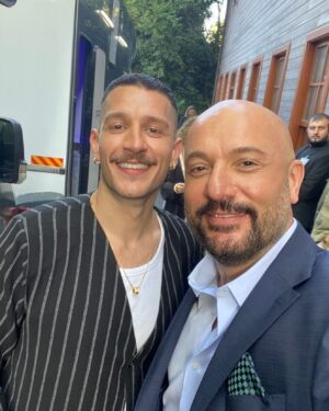 Tolga Tekin Instagram - Heyecanla beklediğimiz gün geldi.Aktris bugünden itibaren @disneyplustr’de.Bizler çekerken çok keyif aldık,umarız siz de izlerken aynı keyifi ve heyecanı yakalarsınız🙏💪🫶🧿👊🦋(bu arada o tekmeyi atan benim😎) @disneyplustr @bkmonline @sonercaner__  @hakan.bonomo @pinarrdenizzz @urazka @ahmetrifatsungar @sebnemhassanisoughi @ipeksiciceksi @serhatkilic.official @sozyurek @brkbujin #aktris İyi Seyirlerrr 😉