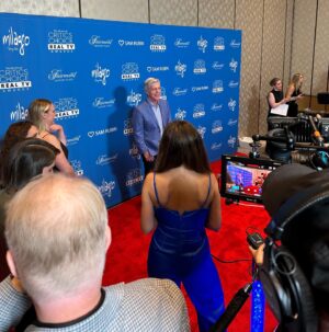 Tom Bergeron Instagram - One thing I’ve never mastered is relaxing on a red carpet and smiling at twenty photographers all yelling for you to look at them. I always appear to have a painful wedgie 🤦🏻🤣 (photo by @glitteronni)