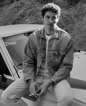 Tom Blyth Instagram - @julianunganostudio capturing my inner Tommy The Kid for @behindtheblinds 

Styling - @doll.pratt 
Grooming - @joannapford