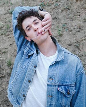 Tom Blyth Instagram - @julianunganostudio capturing my inner Tommy The Kid for @behindtheblinds 

Styling - @doll.pratt 
Grooming - @joannapford