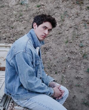 Tom Blyth Instagram - @julianunganostudio capturing my inner Tommy The Kid for @behindtheblinds 

Styling - @doll.pratt 
Grooming - @joannapford