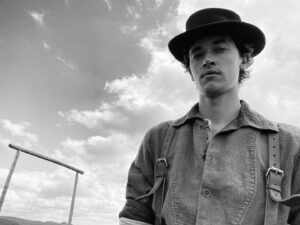 Tom Blyth Instagram - It’s Sunday also known as Billy day 🌵Honestly this show just gets faster, richer and grittier which each episode. Go get ya fix with a new chapter now on @mgmplus !
@billythekidmgm