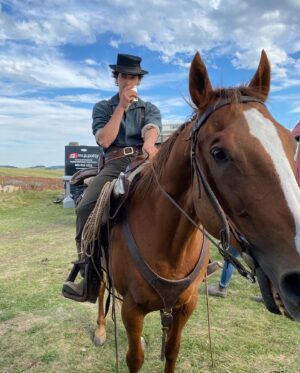 Tom Blyth Instagram - That right there is my boy “Weepy Eyed” Bill. Trustiest of all the trusty steeds. He held my life safely in his hooves during several gnarly stunt sequences. Craziest part is, he’s the only horse who wasn’t even a trained movie/TV horse. He’s just got that natural talent. 
Anyway, go watch the Season 1 finale of @billythekidepix if you haven’t yet. It’s mind blowingly cinematic and thrilling. I’m so proud of our team @epix @mgmstudios @amblin