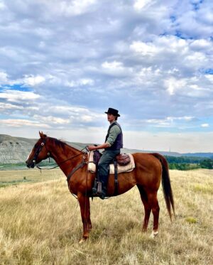 Tom Blyth Instagram - That right there is my boy “Weepy Eyed” Bill. Trustiest of all the trusty steeds. He held my life safely in his hooves during several gnarly stunt sequences. Craziest part is, he’s the only horse who wasn’t even a trained movie/TV horse. He’s just got that natural talent. 
Anyway, go watch the Season 1 finale of @billythekidepix if you haven’t yet. It’s mind blowingly cinematic and thrilling. I’m so proud of our team @epix @mgmstudios @amblin