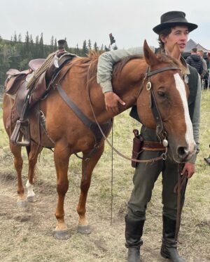 Tom Blyth Instagram - That right there is my boy “Weepy Eyed” Bill. Trustiest of all the trusty steeds. He held my life safely in his hooves during several gnarly stunt sequences. Craziest part is, he’s the only horse who wasn’t even a trained movie/TV horse. He’s just got that natural talent. 
Anyway, go watch the Season 1 finale of @billythekidepix if you haven’t yet. It’s mind blowingly cinematic and thrilling. I’m so proud of our team @epix @mgmstudios @amblin
