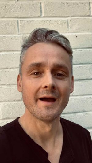 Tom Chaplin Instagram - ***KEANE RARITIES SONG ALERT***

Please post your suggestions (and the gig you’re attending) down here 👇

Love, Tom x
Tc x
