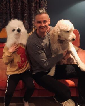 Tom Chaplin Instagram - Woof woof! 
Poodles of the world unite! 
Had such a blast being part of the maddest show on telly @maskedsingeruk . 
Congratulations to all those who had me sussed, commiserations to those who thought I was @mikainstagram or @paulogrady 🥰. 
Good luck to the remaining contestants, Tom 🐩 x