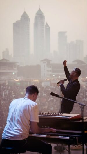 Tom Chaplin Instagram - Glorious times here in Mumbai. Thanks to everyone who came and sang, thanks @anoushkashankarofficial for gracing us with your presence and playing, thanks @lollaindia 📷@jonstonevideo tc x
#lollaindia #keane