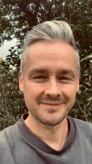 Tom Chaplin Instagram - Hello! Please vote if you can, it’s a great project! 

Lots of love, TC x

https://www.footbridgegallery.art