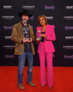 Tom Green Instagram - Such an honour to be at @banffmedia receiving the Peter Ustinov comedy award and sharing the stage with the legendary @robinrobertsgma Thank you!