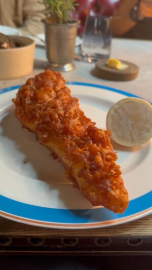 Tom Kerridge Instagram - I just love the crunch and crackle of the famous Fish & Chips at @kerridgesbandg.

Gluten free, delicious and served with fluffy Triple Cooked Chips, Tartare Sauce, Spiced Matson Sauce and Pease Pudding, this is always a crowd pleaser 🤌

#fishandchips #britishfood #pubclassic #tomkerridge