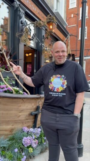 Tom Kerridge Instagram - How great is the Pirate Ship display at @thebutcherstapandgrillchelsea , as part of #chelseainbloom?

Come and have a look for yourself but also please VOTE FOR THE BOAT (link in bio) as would love to win the People’s Champion Award! Voting closes 23rd May.

#flowers #cheslea #chelseaflowershow #floral