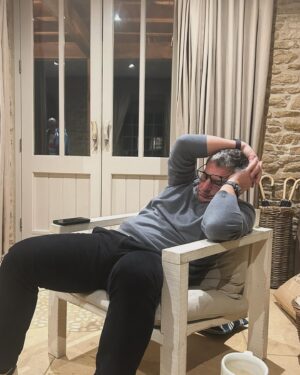 Tom Kerridge Instagram - Happy birthday to this magnificent specimen of superhuman! @claudebosi1 A cooking , race car driving legend….. this is a picture of him telling us one of his riveting stories….. 😂😴😴😴

I couldn’t find the annual picture of him taking a piss in a bush…. 😂🤷‍♂️