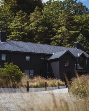 Tom Kerridge Instagram - I’ve been meaning to get to @ynyshirrestaurant in Wales. An immersive culinary experience that is guaranteed to blow your mind, a true theatre of food 🤯

Image 1: @olivabphoto

#michelinstar #immersiveexperience #immersivedining