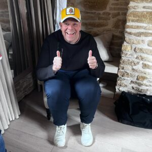 Tom Kerridge Instagram - Had the best couple of days at @daylesfordfarm hanging out in a tiny chair , wonderful friends @bethcullenkerridge , @thedaajb , @lucybosi1 and with these two jokers @satbains1 and @claudebosi1….. dropping stuff on the floor, setting the smoke alarm off when making toast, seeing our books, jumping in ice baths and riveting conversation….. 😂😂

What an amazing place!! Great shop, spa, gym, accommodation all based on food, drink and our great farming community!